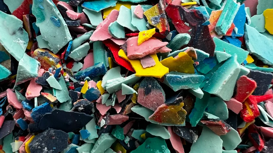 Bunte Plastikflocken aus nächster Nähe verstreut.