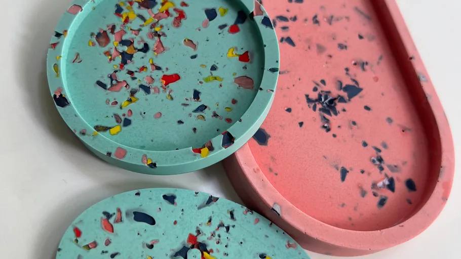 Bunte Terrazzo-Untersetzer auf weißer Oberfläche.