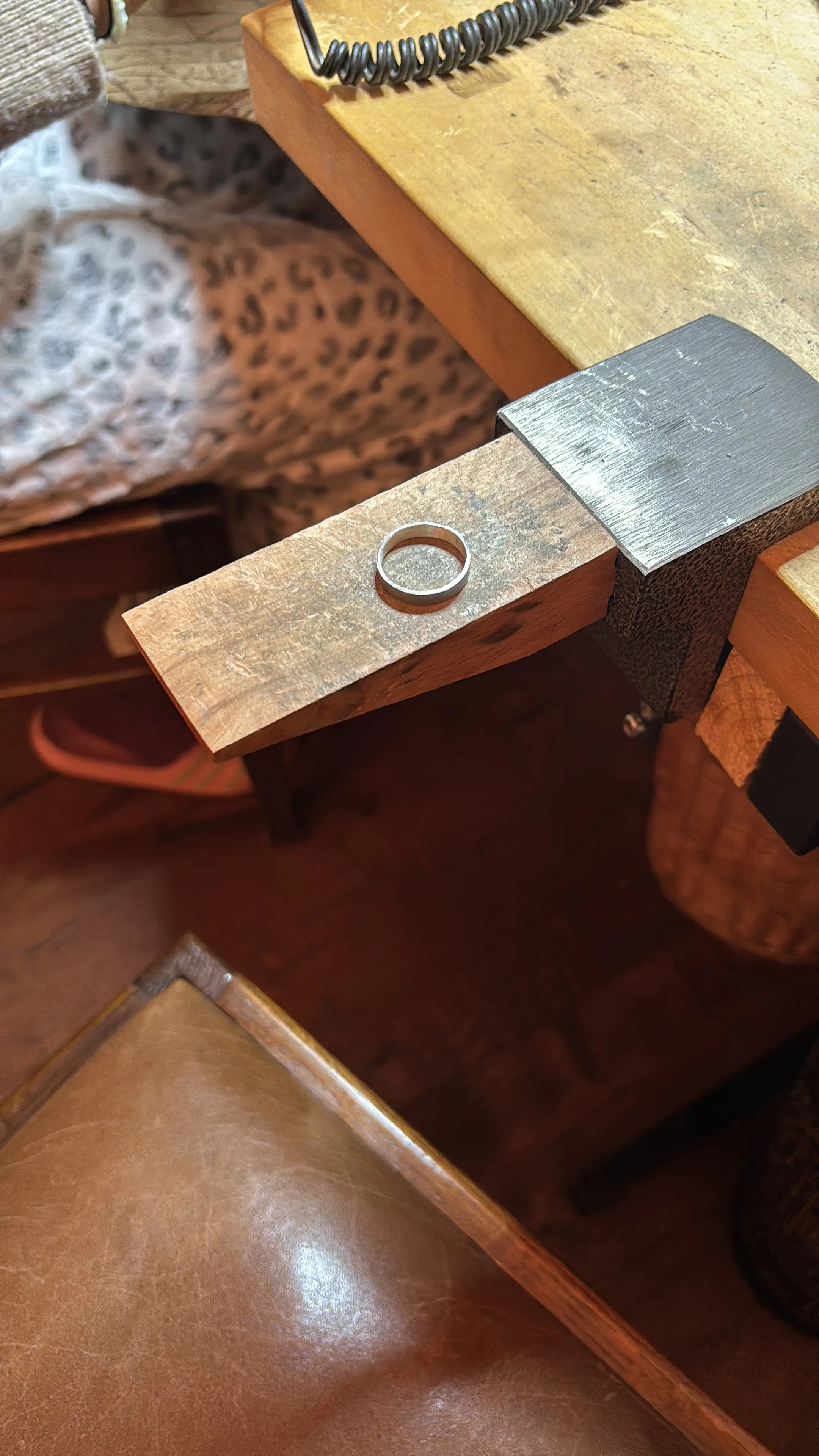 Ring auf Holztisch in Werkstatt platziert.