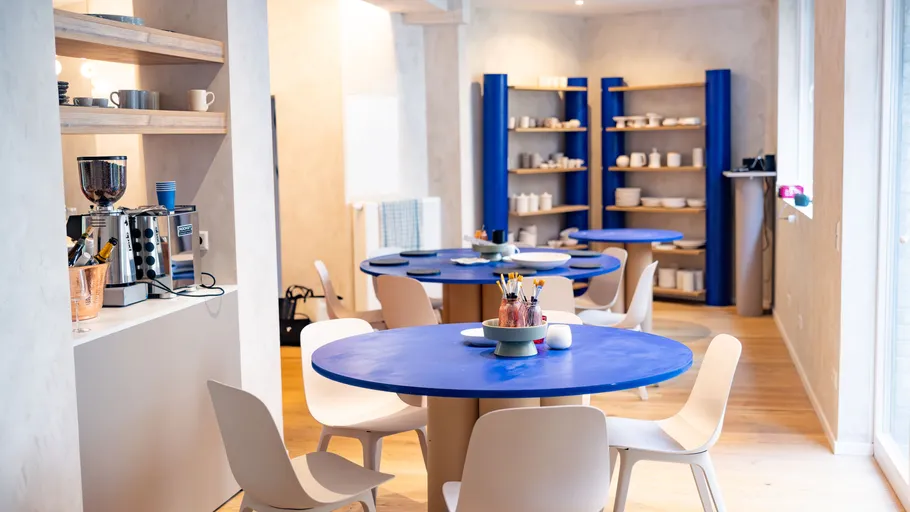 Blaue Tische in modernem Café-Ambiente.