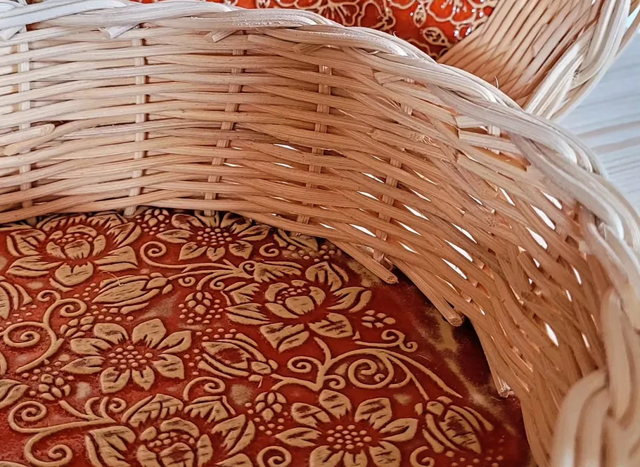 Körbe aus Weide mit Blumenmusterstoff innen.