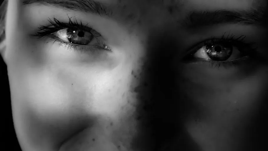 Nahaufnahme von Augen im schattigen Licht.