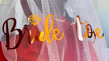 Schleier mit 'Bride to Be' Text und Diamant.
