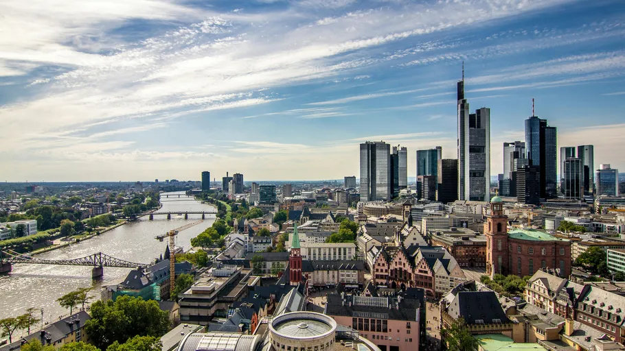 Skyline mit Fluss und Wolkenkratzern in Stadt.
