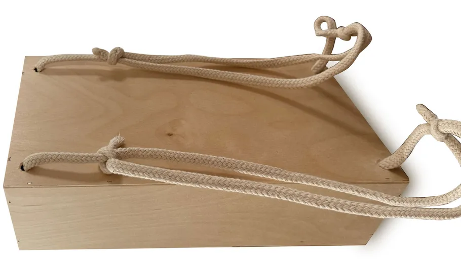 Holzbox mit Seilgriffen oben.