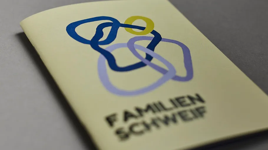Broschüre mit buntem abstraktem Design.