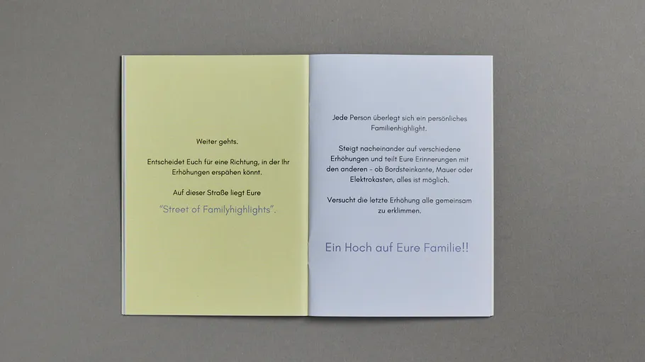 Offenes zweiseitiges Buch auf grauem Hintergrund.