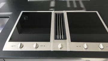 Moderne Herdplatte mit schwarzer Glasoberfläche.
