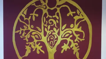 Goldene Baum-Silhouette auf rotem Hintergrund.