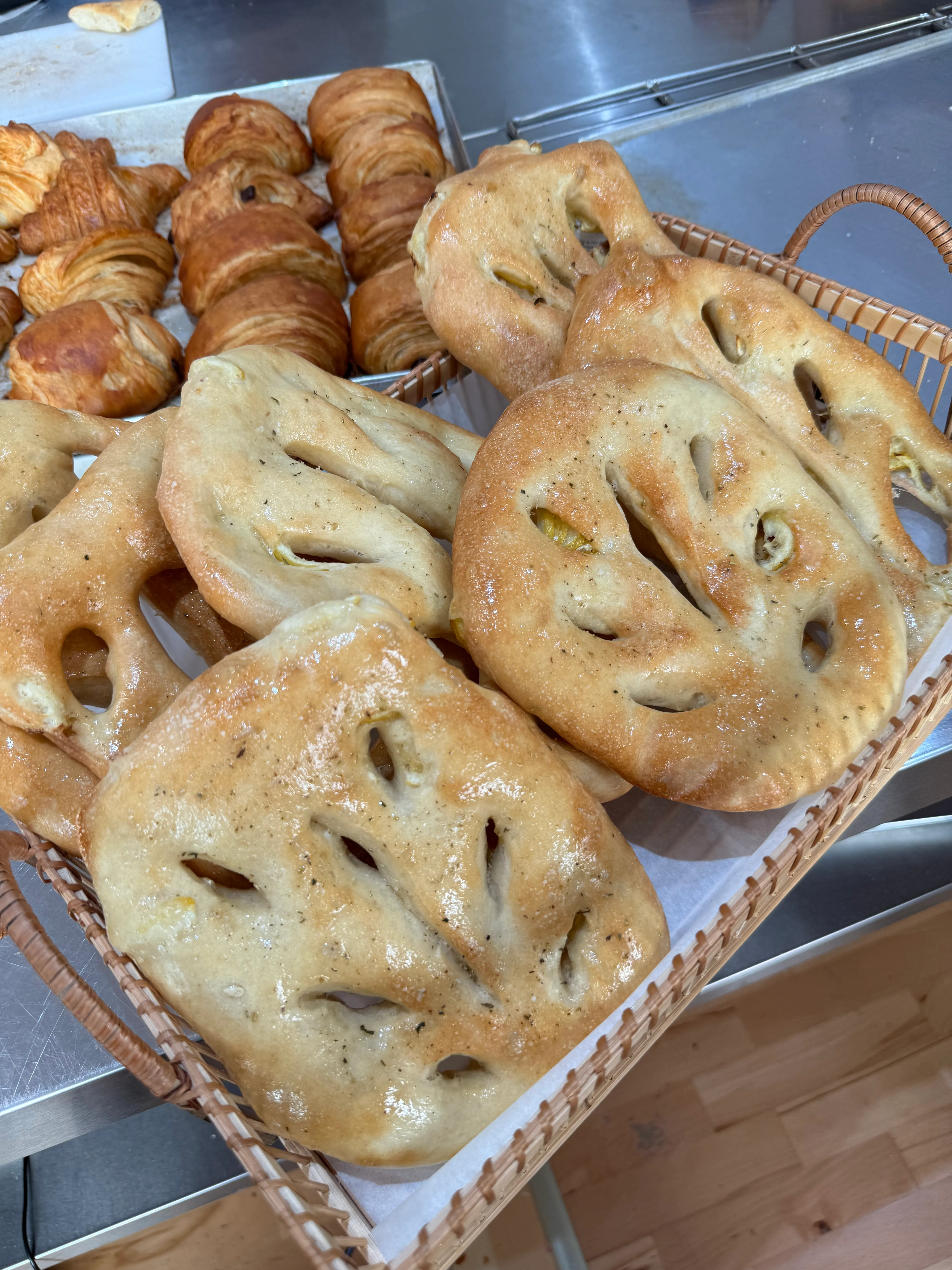 Fougasse und Croissants in einem Bäckerkorb.