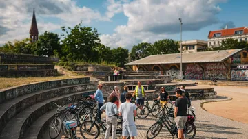 Menschen mit Fahrrädern im Park versammelt.