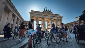 Menschen mit Fahrrädern am Brandenburger Tor, Berlin.