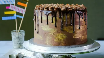 Schokoladenkuchen mit Ganache auf Ständer.