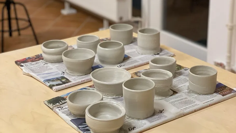 Tontöpfe trocknen auf Zeitungen drinnen.
