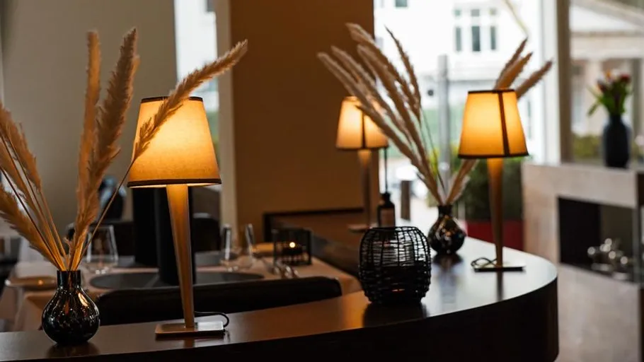 Tischlampen mit Pampasgras im Restaurant.
