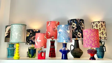 Bunte Lampen auf Ausstellungsregal.