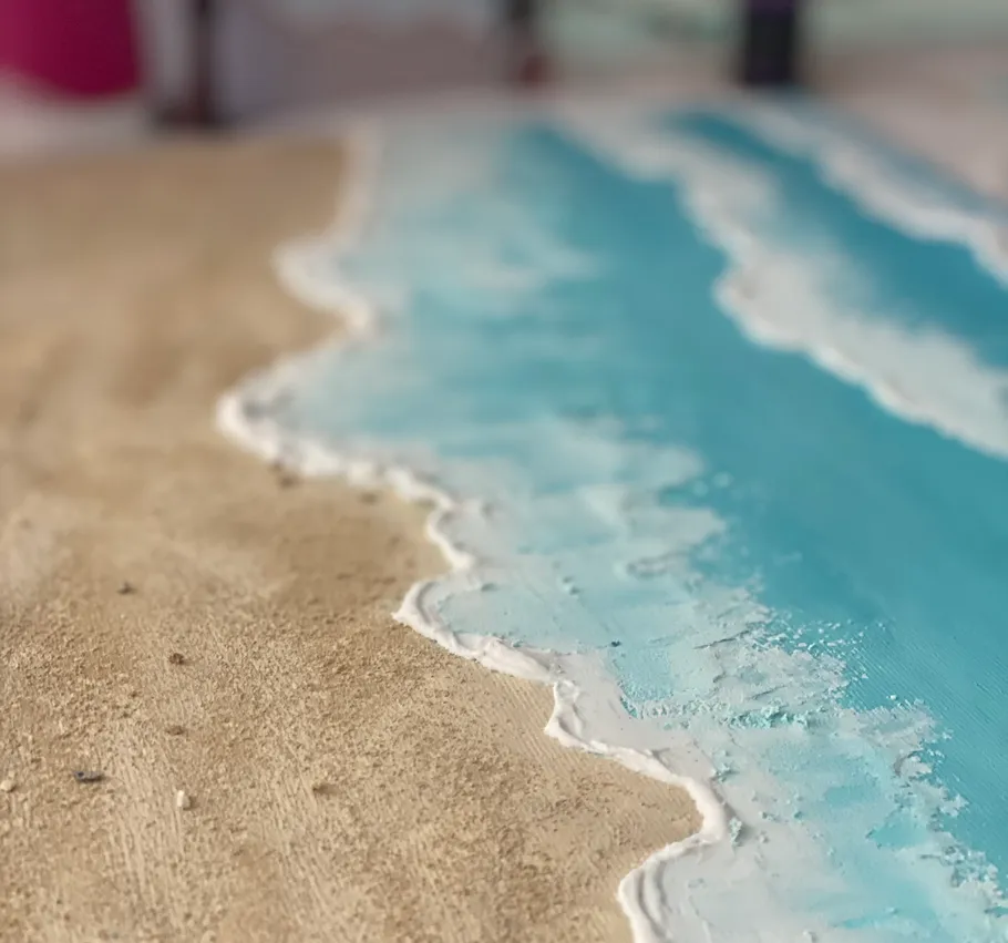 Sand trifft auf Meereswellen in einem realistischen Gemälde.