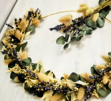 Blumenkranz mit gelben und violetten Blumen.