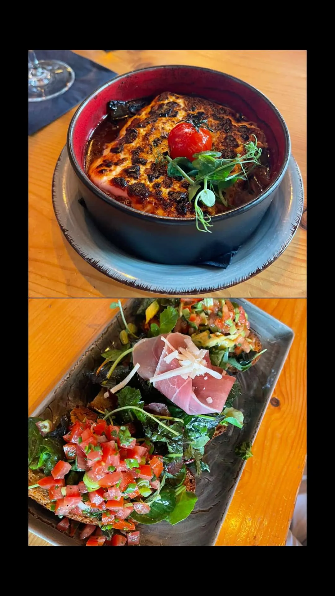 Gebackenes Gericht und Bruschetta auf Holztisch.