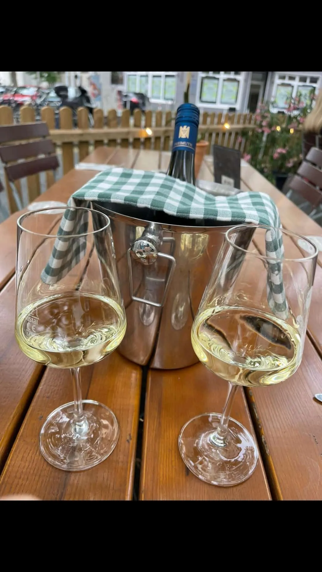 Zwei Weingläser auf einem Holztisch.