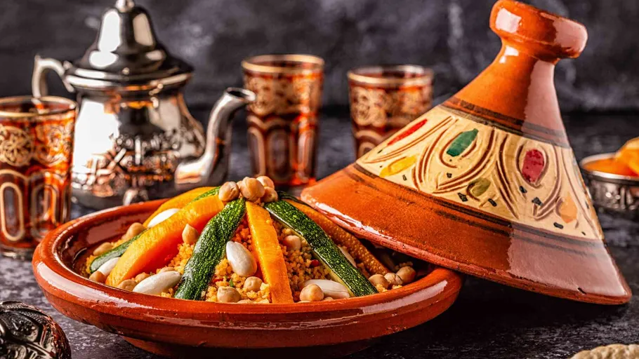 Tagine-Gericht mit Gemüse auf Tisch.