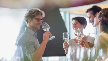 Gruppe genießt Weinprobe drinnen.