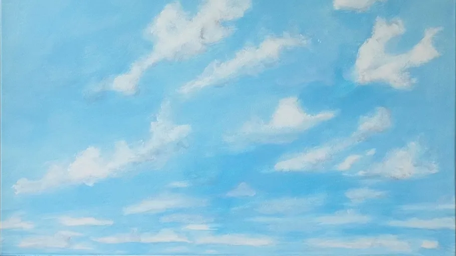 Weiße Wolken schweben am blauen Himmel.