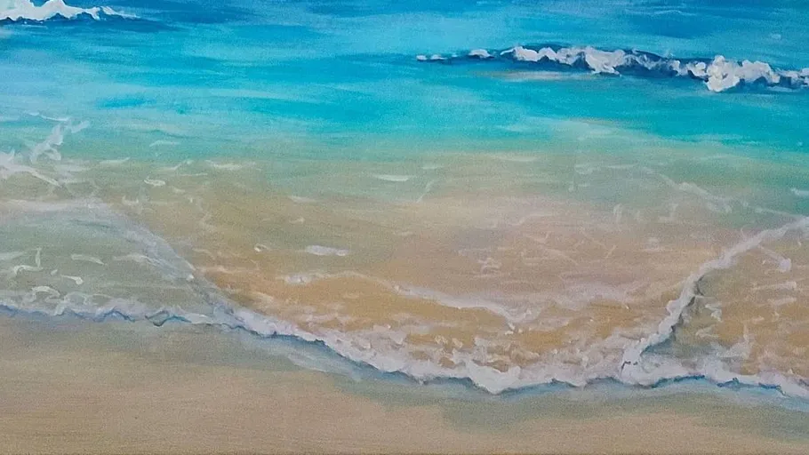 Wellen rollen sanft auf Sandstrand.