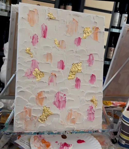 Strukturiertes abstraktes Gemälde mit Gold und Pink.