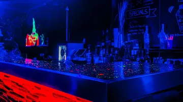 Leuchtende Bar mit blauer Neonbeleuchtung.