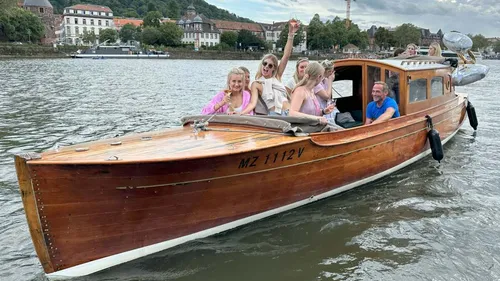 Leute genießen auf einem Holzboot, Flusskulisse.