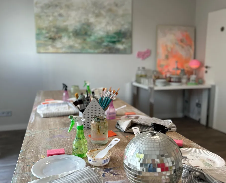 Kunstbedarf auf Tisch im Kreativstudio.