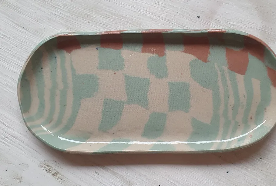 Ovaler Keramikteller mit abstraktem Muster.