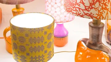 Bunte Tischlampen mit gemusterten Schirmen.