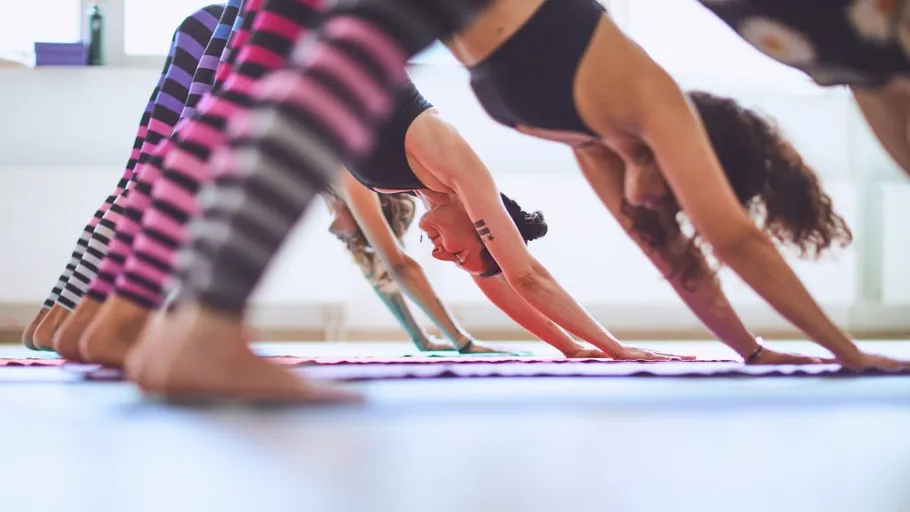 Menschen machen Yoga Herabschauender Hund im Studio.