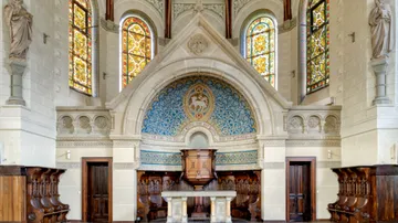 Prächtiges Kircheninnere mit Buntglasfenstern.