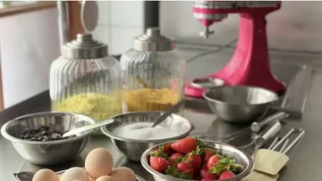 Küchentheke mit Backzutaten und Mixer.