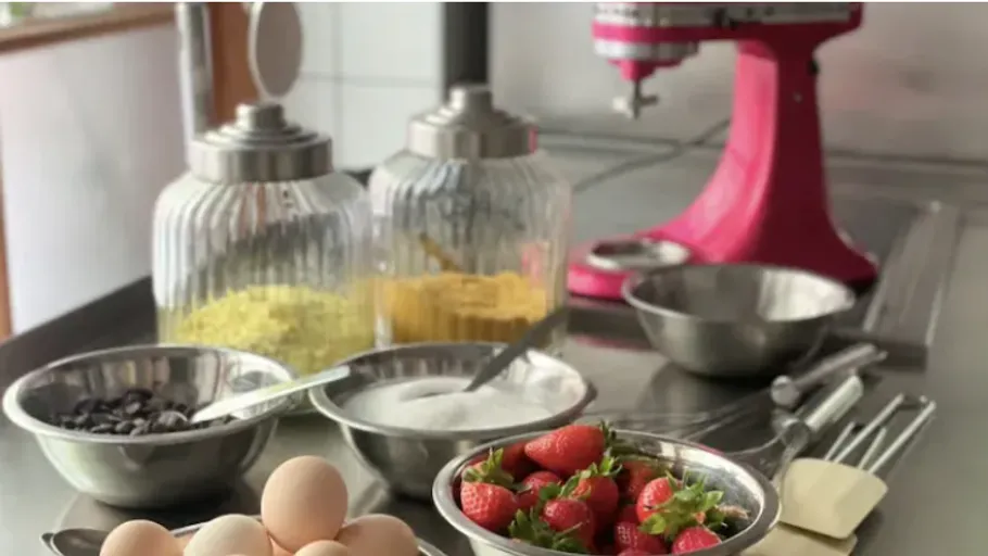 Küchentheke mit Backzutaten und Mixer.