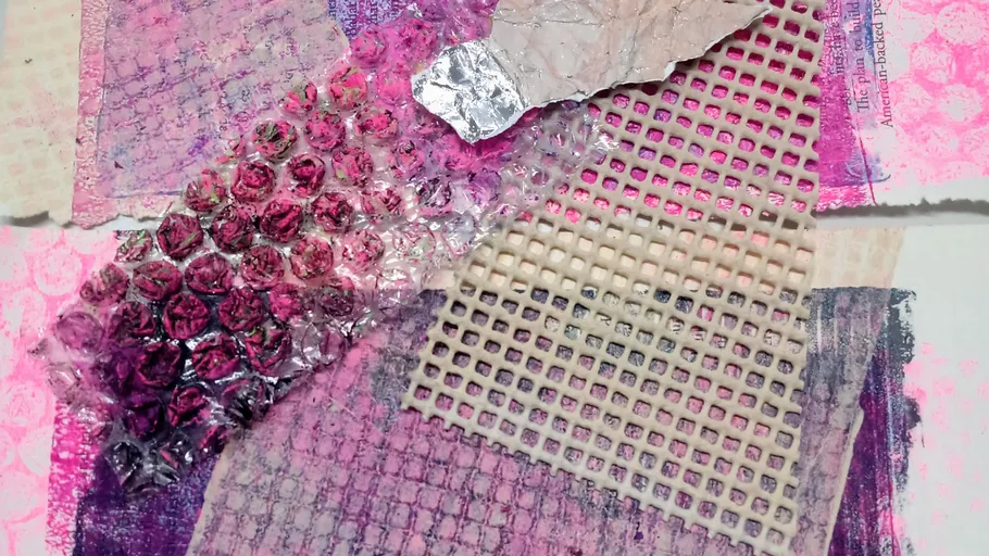 Gemischte Texturen mit lila und rosa Mustern.