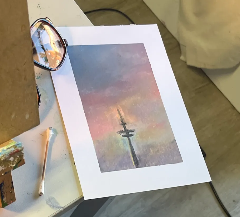 Gemälde eines Turms mit rosa und blauem Himmel.