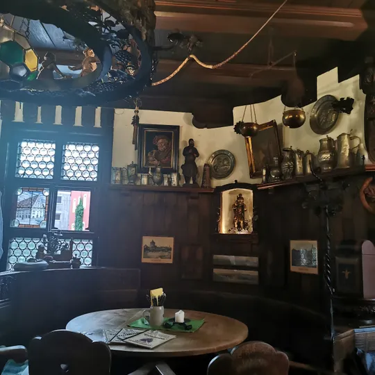 Rustikales Esszimmer mit Holzeinrichtung und Antiquitäten.