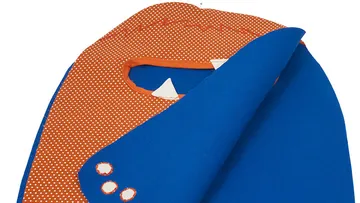 Buntes Lätzchen mit Dinosaurier-Design auf Stoff.