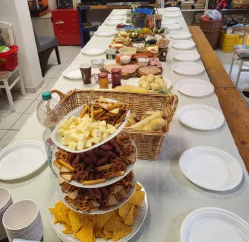 Buffettisch mit verschiedenen Speisen und Tellern.