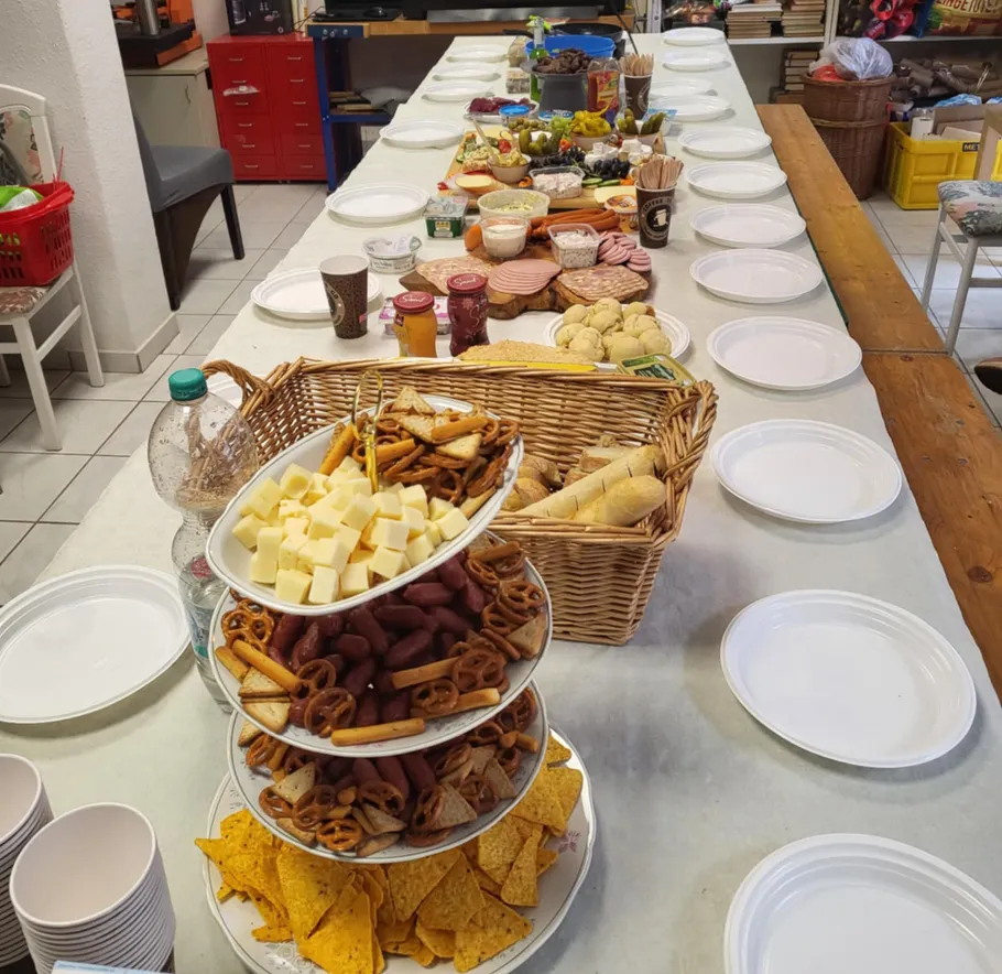 Buffettisch mit verschiedenen Speisen und Tellern.