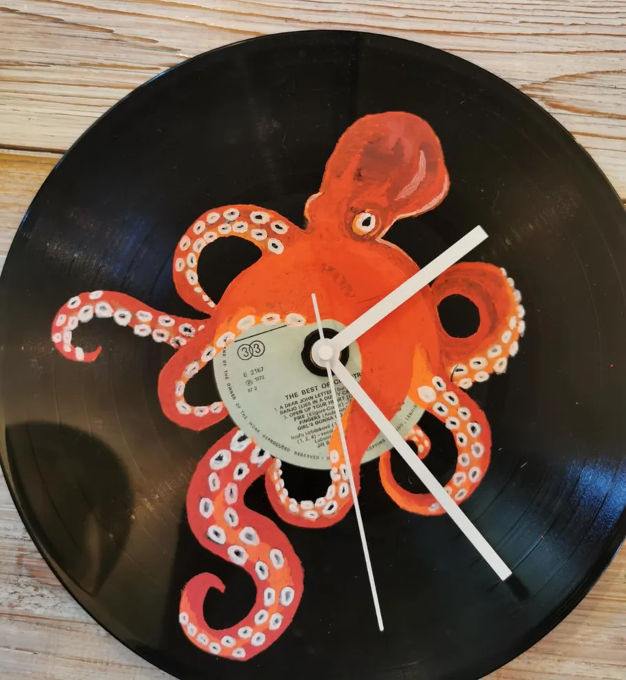 Uhr aus Schallplatte mit orangefarbenem Oktopus-Design.