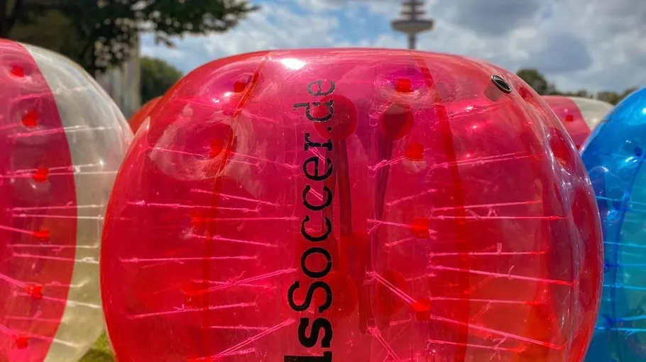 Bunte Bumperbälle im Freien auf Gras.