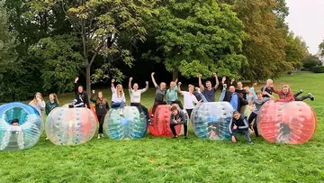 Gruppe mit aufblasbaren Bällen im Park.