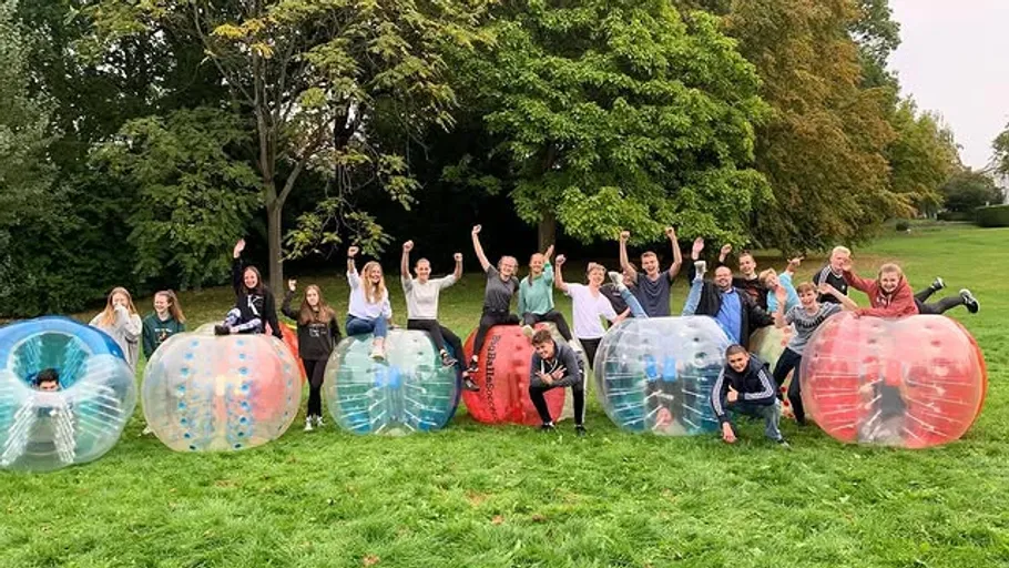 Gruppe mit aufblasbaren Bällen im Park.