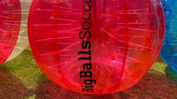 Aufblasbarer Fußball auf Gras.