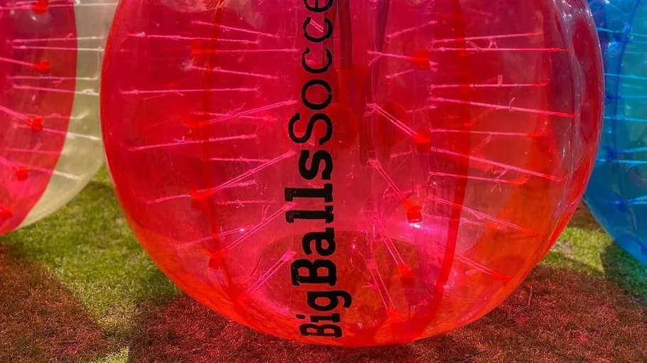 Aufblasbarer Fußball auf Gras.